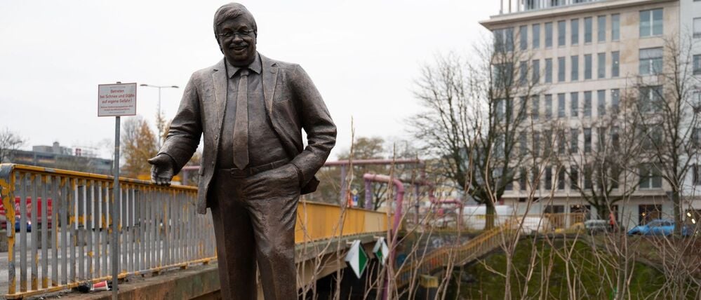 Die Statue von Walter Lübcke steht am Landwehrkanal mit Blick auf das Konrad-Adenauer-Haus, die CDU-Parteizentrale. 