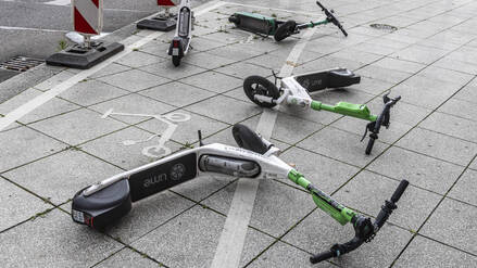 Elektroscooter liegen auf einem Gehweg in Stuttgart (Symbolbild)