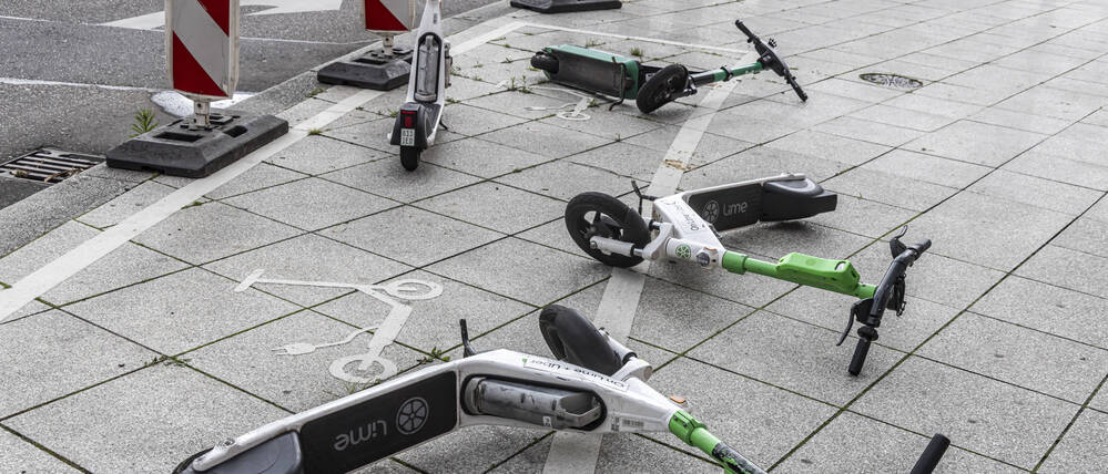 Elektroscooter liegen auf einem Gehweg in Stuttgart (Symbolbild)