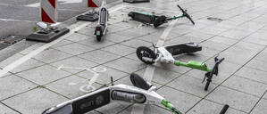 Elektroscooter liegen auf einem Gehweg in Stuttgart (Symbolbild)