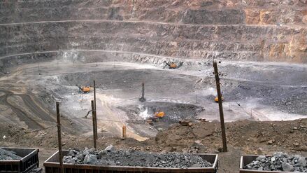 China, Baotou: Arbeiter setzen Maschinen ein, um in einer Mine für Seltene Erden im Bergbaudistrikt Baiyunebo in der Autonomen Region Innere Mongolei im Norden Chinas zu graben.