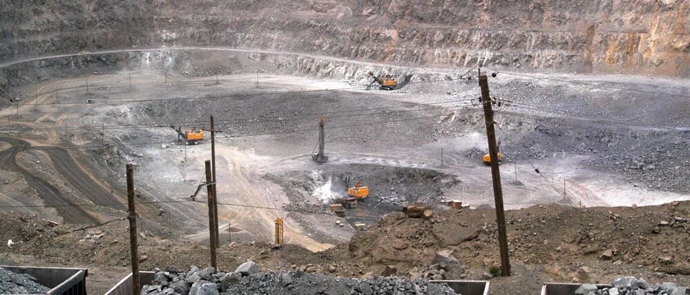 China, Baotou: Arbeiter setzen Maschinen ein, um in einer Mine für Seltene Erden im Bergbaudistrikt Baiyunebo in der Autonomen Region Innere Mongolei im Norden Chinas zu graben. 