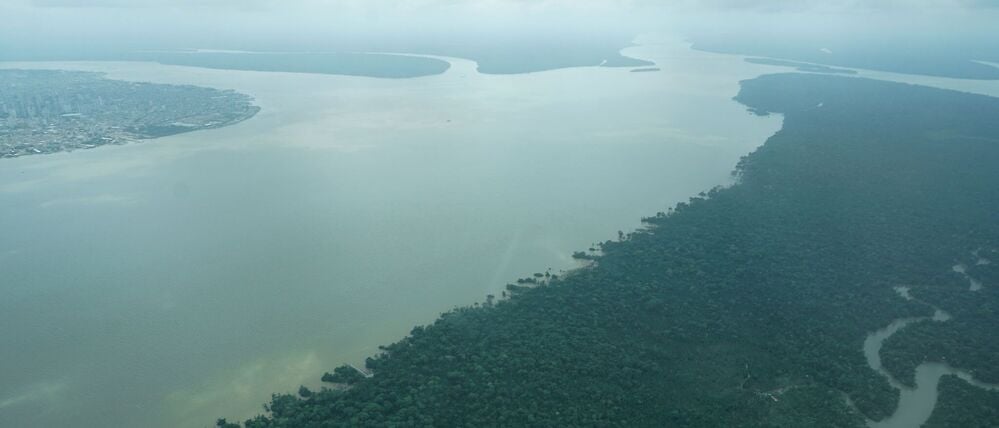 ARCHIV - 13.11.2025, Brasilien, Cachoeira do Piria: Der Fluss Guama im Norden Brasiliens im Bundesstaat Para. (zu dpa: «Schneider nennt Details zu deutschem Geld für Tropenfonds») Foto: Larissa Schwedes/dpa +++ dpa-Bildfunk +++