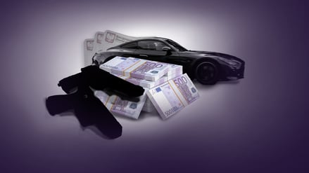 Die Ermittler fanden Waffen, Geld, teure Autos.