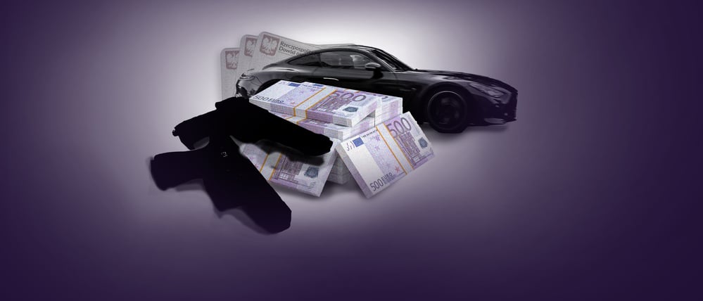 Die Ermittler fanden Waffen, Geld, teure Autos.