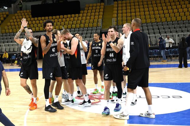 Deutschlands Basketballer freuen sich über einen glanzlosen Sieg.