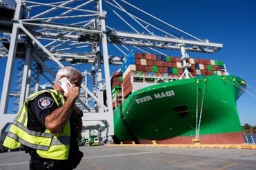 Sicherheitsarbeiten am Dock in der Nähe der Ever Magi im Hafen von Savannah.