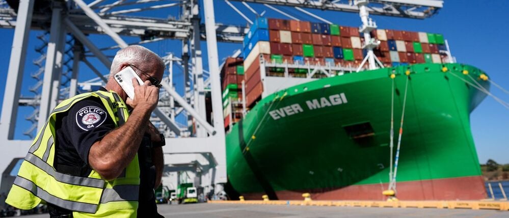 Sicherheitsarbeiten am Dock in der Nähe der Ever Magi im Hafen von Savannah. 