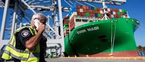 Sicherheitsarbeiten am Dock in der Nähe der Ever Magi im Hafen von Savannah.