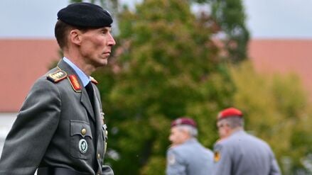 Generalleutnant Christian Freuding, neuer Inspekteur des Heeres, geht während des Übergabeappells im Kommando Heer in der Von-Hardenberg-Kaserne auf dem Appellplatz.