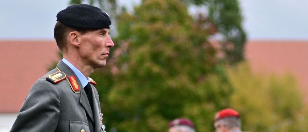 Generalleutnant Christian Freuding, neuer Inspekteur des Heeres, geht während des Übergabeappells im Kommando Heer in der Von-Hardenberg-Kaserne auf dem Appellplatz.