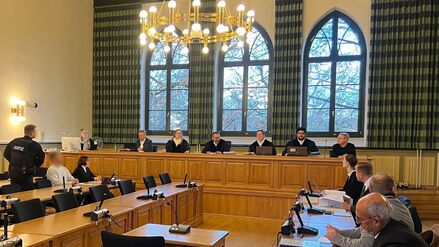 Der angeklagte Häftling ließ über seine Verteidigerin erklären, dass er sich zu einem späteren Zeitpunkt im Landgericht Stendal äußern wird. Er soll seine Ehefrau während eines Besuchs in einer sogenannten Liebeszelle in der Justizvollzugsanstalt Burg erwürgt haben.