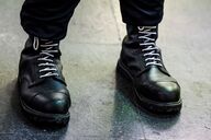 Ein Teilnehmer einer rechtsextremen Kundgebung trägt schwarze Springerstiefel mit weißen Schnürriemen, einem weit verbreitetem Symbol der rechten Szene (Symbolbild).