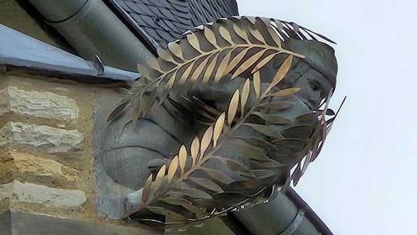 Die judenfeindliche Skulptur in Calbe in Sachsen-Anhalt wurde von dem Bildhauer Thomas Leu verhüllt.