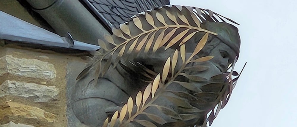Die judenfeindliche Skulptur in Calbe in Sachsen-Anhalt wurde von dem Bildhauer Thomas Leu verhüllt.