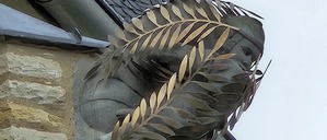 Die judenfeindliche Skulptur in Calbe in Sachsen-Anhalt wurde von dem Bildhauer Thomas Leu verhüllt.