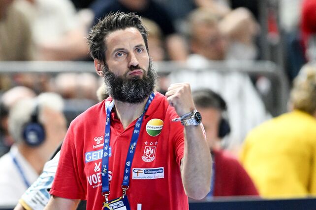 Magdeburgs Trainer Bennet Wiegert sieht die Verpflichtung von Weltstars in die Bundesliga nicht nur euphorisch.