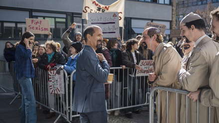 Zwischen Doppelgängern und Demonstrantinnen: Bernd Stromberg (Christoph Maria Herbst) vor dem Fernsehstudio, aus dem die Show „Stromberg – das Wiedersehen“ gesendet wird.