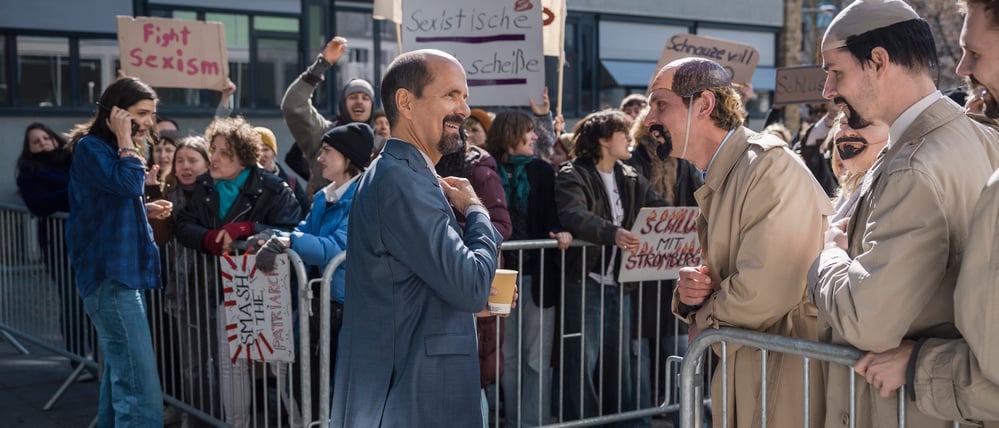 Zwischen Doppelgängern und Demonstrantinnen: Bernd Stromberg (Christoph Maria Herbst) vor dem Fernsehstudio, aus dem die Show „Stromberg – das Wiedersehen“ gesendet wird.