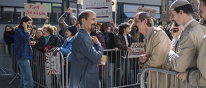 Zwischen Doppelgängern und Demonstrantinnen: Bernd Stromberg (Christoph Maria Herbst) vor dem Fernsehstudio, aus dem die Show „Stromberg – das Wiedersehen“ gesendet wird.