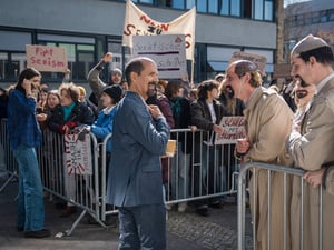 Zwischen Doppelgängern und Demonstrantinnen: Bernd Stromberg (Christoph Maria Herbst) vor dem Fernsehstudio, aus dem die Show „Stromberg – das Wiedersehen“ gesendet wird.