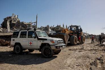 Mitglieder des Internationalen Komitees vom Roten Kreuz (IKRK) und palästinensische Hamas-Kämpfer sowie ägyptische Arbeiter treffen ein, um nach den letzten beiden Leichen der Geiseln – einem israelischen Soldaten und einem thailändischen Staatsangehörigen – unter den Trümmern des Flüchtlingslagers Jabalia im Norden des Gazastreifens am 1. Dezember 2025 zu suchen.