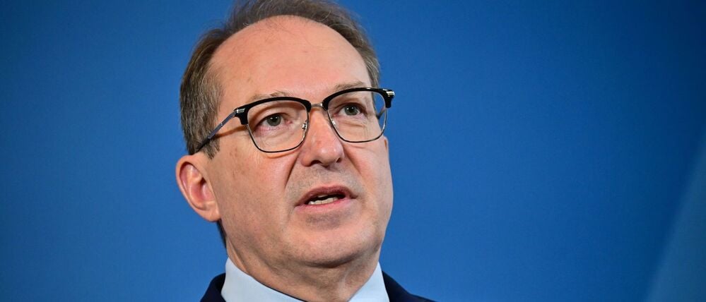 Alexander Dobrindt (CSU), Bundesinnenminister, spricht während einer Pressekonferenz zu den Beschlüssen des Kabinetts im Bundesinnenministerium.