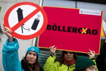 Aktivisten stehen bei Übergabe von Unterschriften für die Petition der Gewerkschaft der Polizei (GdP) und einem offenen Brief der Deutschen Umwelthilfe für ein bundesweites Böllerverbot vor dem Bundesministerium des Innern. 