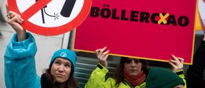 Aktivisten stehen bei Übergabe von Unterschriften für die Petition der Gewerkschaft der Polizei (GdP) und einem offenen Brief der Deutschen Umwelthilfe für ein bundesweites Böllerverbot vor dem Bundesministerium des Innern. 