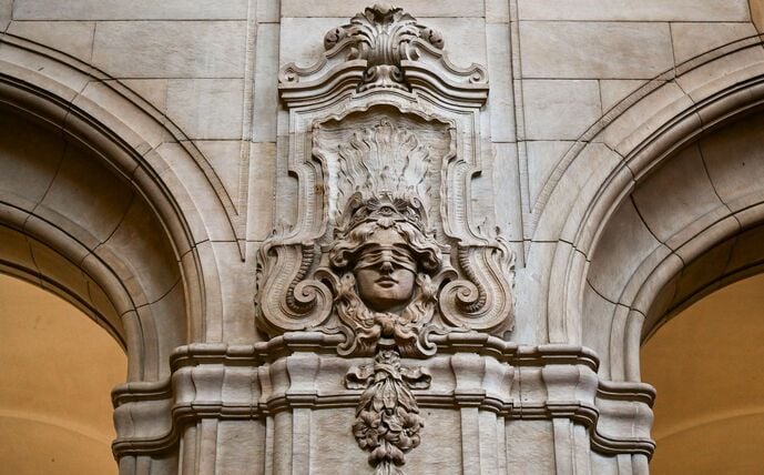 Nach einem Angriff mit einem Beil auf ihren schlafenden Ehemann steht eine 72-Jährige wegen versuchten Mordes vor Gericht. (Symbolbild)