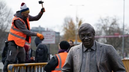 Das Zentrum für Politische Schönheit hat ein Walter-Lübcke-Denkmal vor der CDU-Parteizentrale in Berlin errichtet.