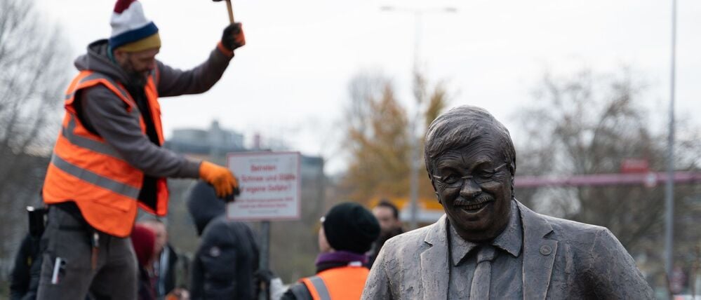 Das Zentrum für Politische Schönheit hat ein Walter-Lübcke-Denkmal vor der CDU-Parteizentrale in Berlin errichtet. 