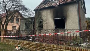Die Brandschäden am Einfamilienhaus sind enorm. Bei dem Feuer kam ein Kind ums Leben.Q: Olivia Grobosch / Tagesspiegel