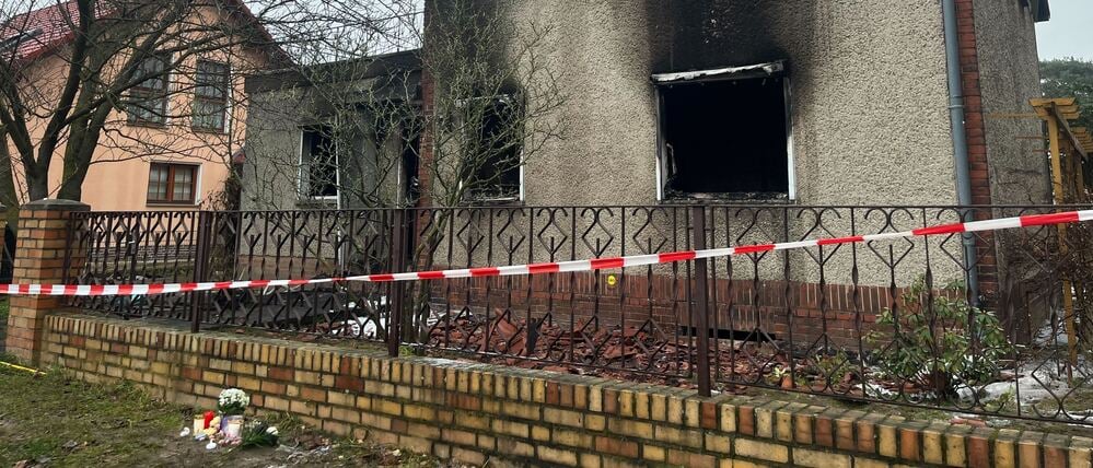 Die Brandschäden am Einfamilienhaus sind enorm. Bei dem Feuer kam ein Kind ums Leben.