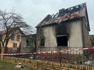 Die Brandschäden am Einfamilienhaus sind enorm. Bei dem Feuer kam ein Kind ums Leben.Q: Olivia Grobosch / Tagesspiegel