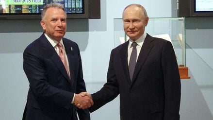 Der russische Präsident Wladimir Putin (r) und der Sondergesandte von US-Präsident Trump, Steve Witkoff, vor einem Gespräch in Russland am 11.04.2025.