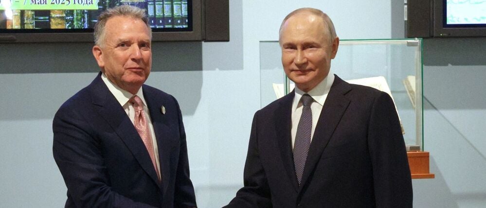 Der russische Präsident Wladimir Putin (r) und der Sondergesandte von US-Präsident Trump, Steve Witkoff, vor einem Gespräch in Russland am 11.04.2025.