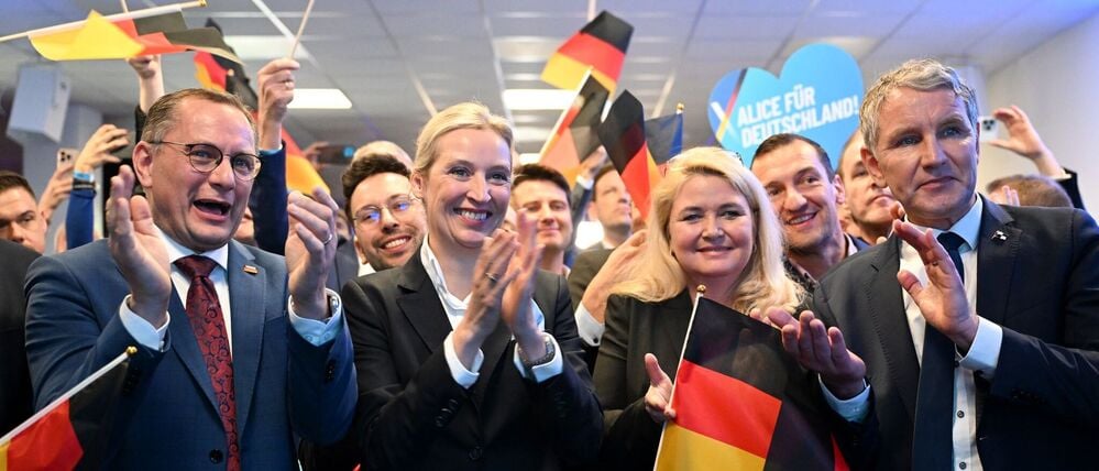 Diskussionsgegenstand: AfD-Vorsitzende Alice Weidel (m.) und Tino Chrupalla (l.) unter anderem mit Parteikollege Björn Höcke (r.) während der Wahlparty zur Bundestagswahl.