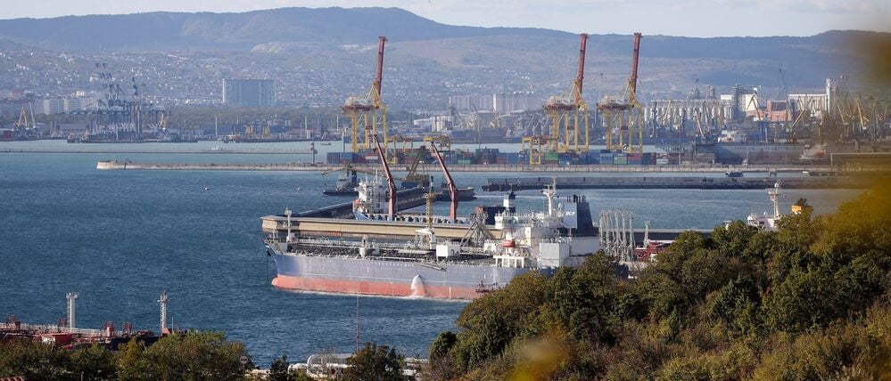 Ein Öltanker liegt im Hafen von Noworossijsk im Sheskharis-Komplex der Chernomortransneft JSC, einer Tochtergesellschaft der Transneft PJSC, einer der größten Anlagen für Öl und Erdölprodukte in Südrussland.