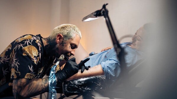 Tattookünstler Daniel „Bluebird“ tätowiert Menschen, die sich früher selbst verletzt haben. 