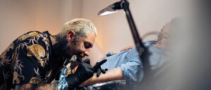 Tattookünstler Daniel „Bluebird“ tätowiert Menschen, die sich früher selbst verletzt haben. 