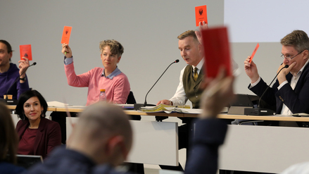 Stadtverordnetenversammlung Potsdam. Erste SVV mit der neuen Oberbürgermeisterin Noosha Aubel. Abstimmung.