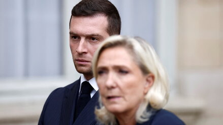 Erstmals wurde im August ein Vertreter des rechtsextremen RN , Parteichef Jordan Bardella ,zur großen Jahres-Veranstaltung des Arbeitgeberverbandes Medef in Frankreich eingeladen. 