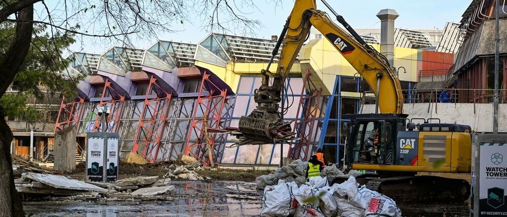 Am Sport- und Erholungszentrum (SEZ) in Berlin-Friedrichshain haben Abrissarbeiten begonnen.