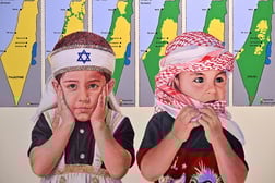 Costantino Ciervos Ausstellung „COMUNE – Das Paradox der Ähnlichkeit im Nahostkonflikt“ im Fluxus-Museum muss sich dem Vorwurf der Verharmlosung antisemitischen Terrors stellen.