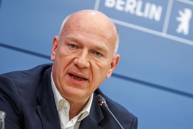 Berlins Regierender Bürgermeister Kai Wegner empfängt Bundeskanzler Friedrich Merz (beide CDU) im Roten Rathaus. (Archivbild)