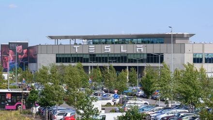 Die mehr als 11.000 Mitarbeiterinnen und Mitarbeiter bei Tesla in Grünheide können sich über mehr Geld auf dem Konto freuen. (Archivbild)