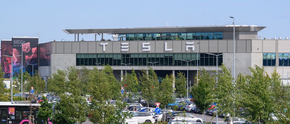 Die mehr als 11.000 Mitarbeiterinnen und Mitarbeiter bei Tesla in Grünheide können sich über mehr Geld auf dem Konto freuen. (Archivbild)
