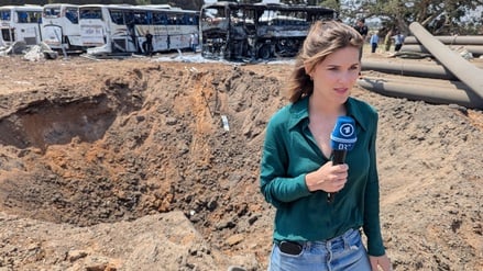 Sophie von der Tann berichtet aus dem Norden von Tel Aviv. Im Hintergrund hat ein iranischer Raketenangriff einen Krater gerissen. (Juni 2025)