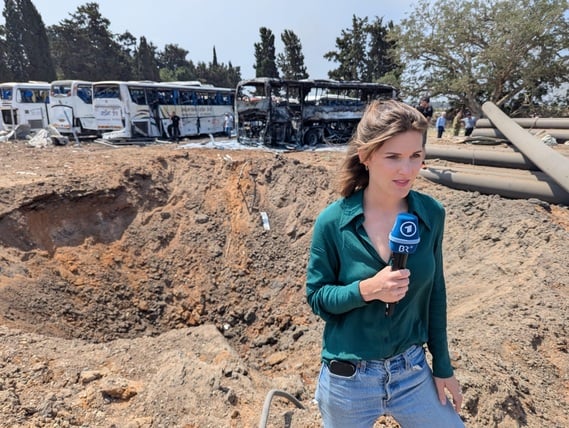 Sophie von der Tann berichtet aus dem Norden von Tel Aviv. Im Hintergrund hat ein iranischer Raketenangriff einen Krater gerissen. (Juni 2025)